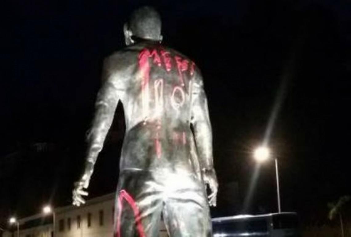 Imagen Así quedó la estatua: con la 10 de Messi pintada en color rojo.