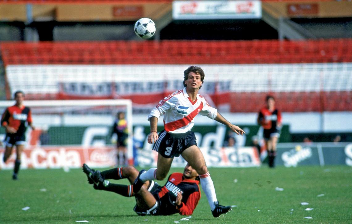 Imagen Con la camiseta de River, el club en el que se formó y estudió. Empezó como volante central, luego fue zaguero y al final, marcador de punta.