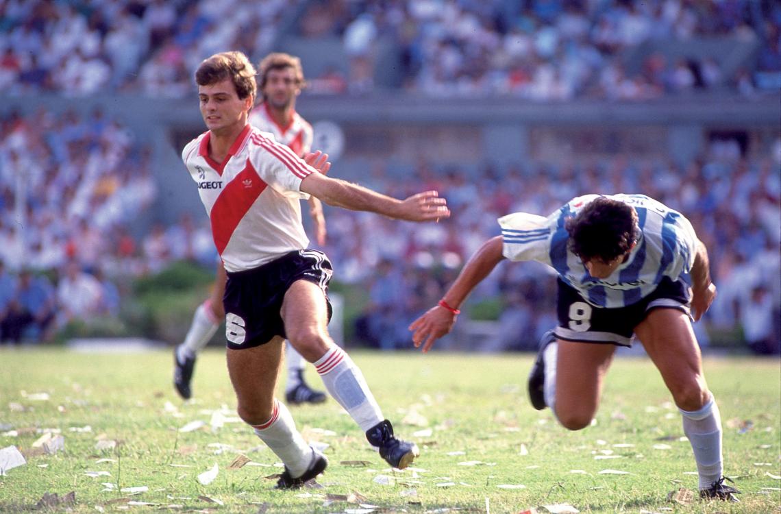 Imagen Jugando para River frente a La Academia. En el Millo no tuvo muchas chances: Passarella lo hizo debutar muy joven, pero luego no alcanzó continuidad.