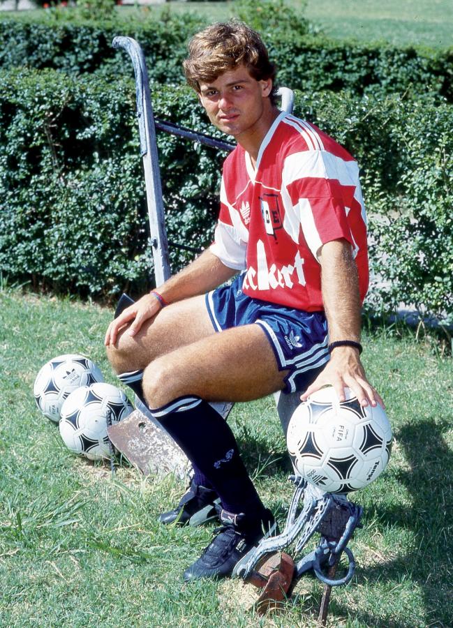 Imagen Con los colores del Deportivo Español, donde estuvo una temporada a préstamo tras debutar en River. Al regresar, no tuvo lugar y pasó a Ferro.