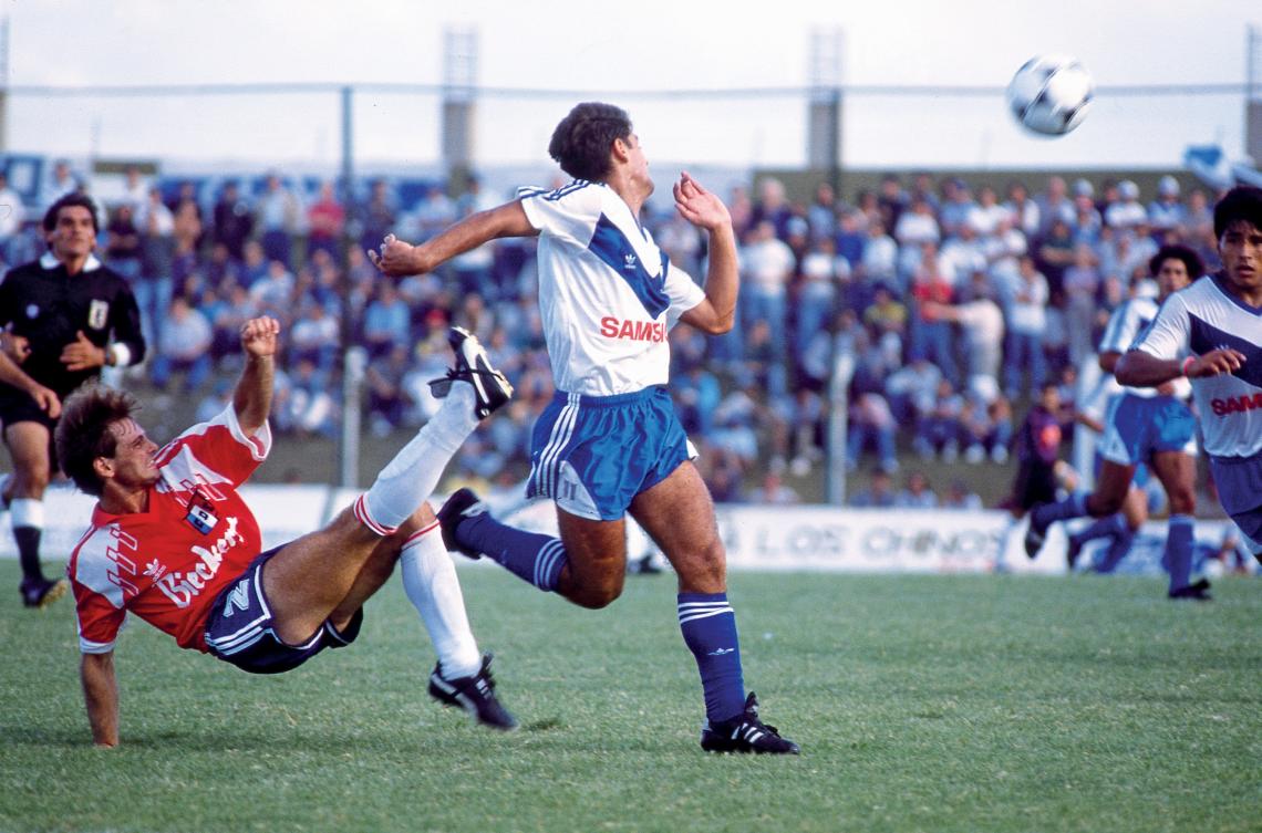 Imagen Intentando despejar de chilena con la camiseta de Deportivo Español, ante Vélez.