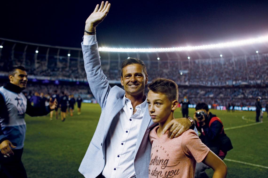 Imagen Despedida de Racing, saludando junto a su hijo, Manuel, que juega en River.
