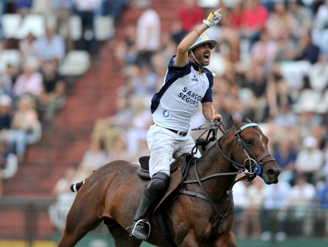 Dolfi festeja en la cancha 1 de Palermo. La gloria es suya. La imagen queda para el recuerdo.