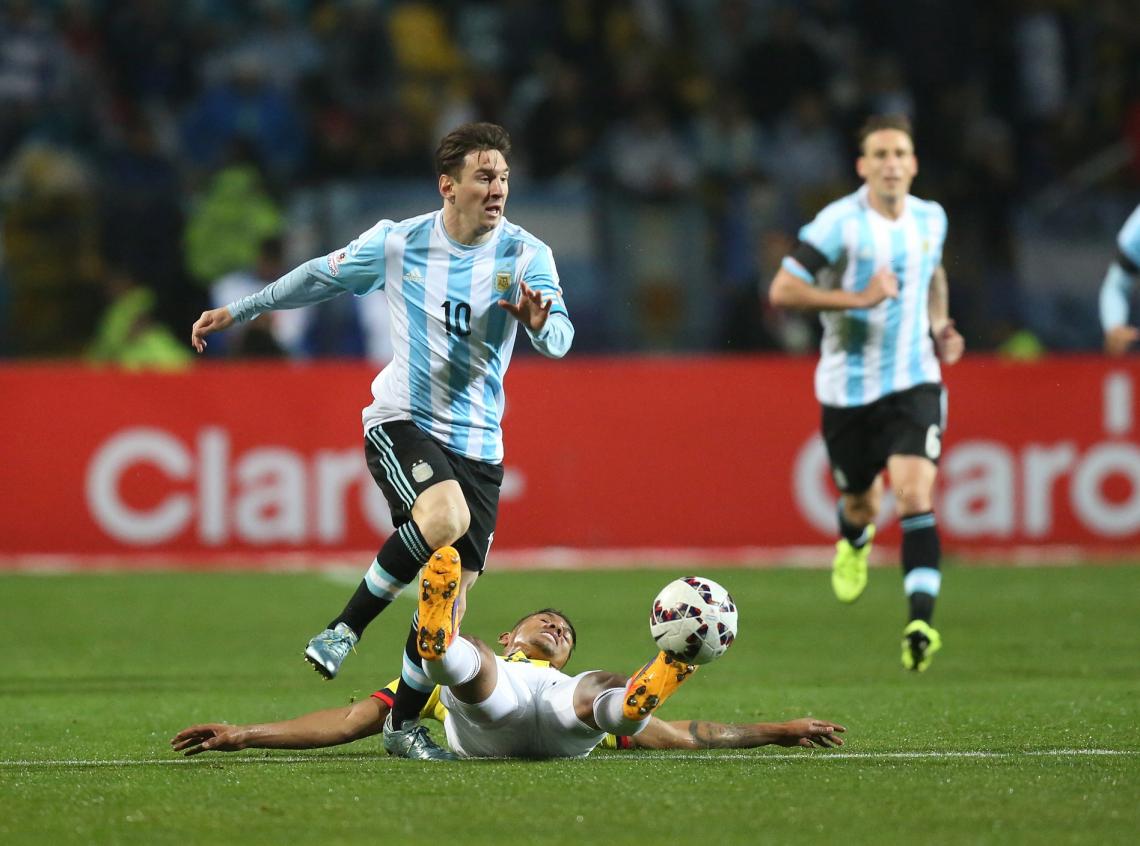 Avanza Messi, en la Copa América, donde volvió a estar muy cerca de ganar un título.