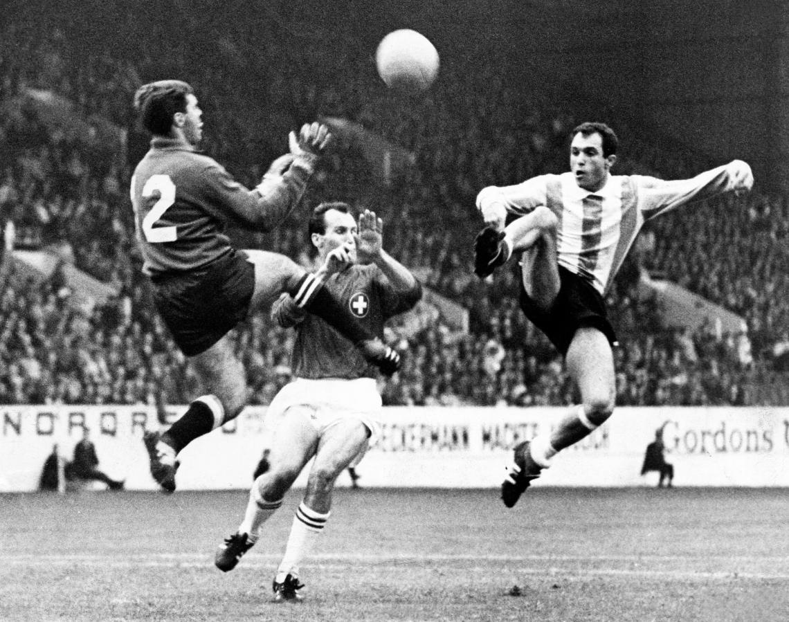El Ronco define ante la salida desesperada del arquero suizo en el Mundial de Inglaterra 1966.