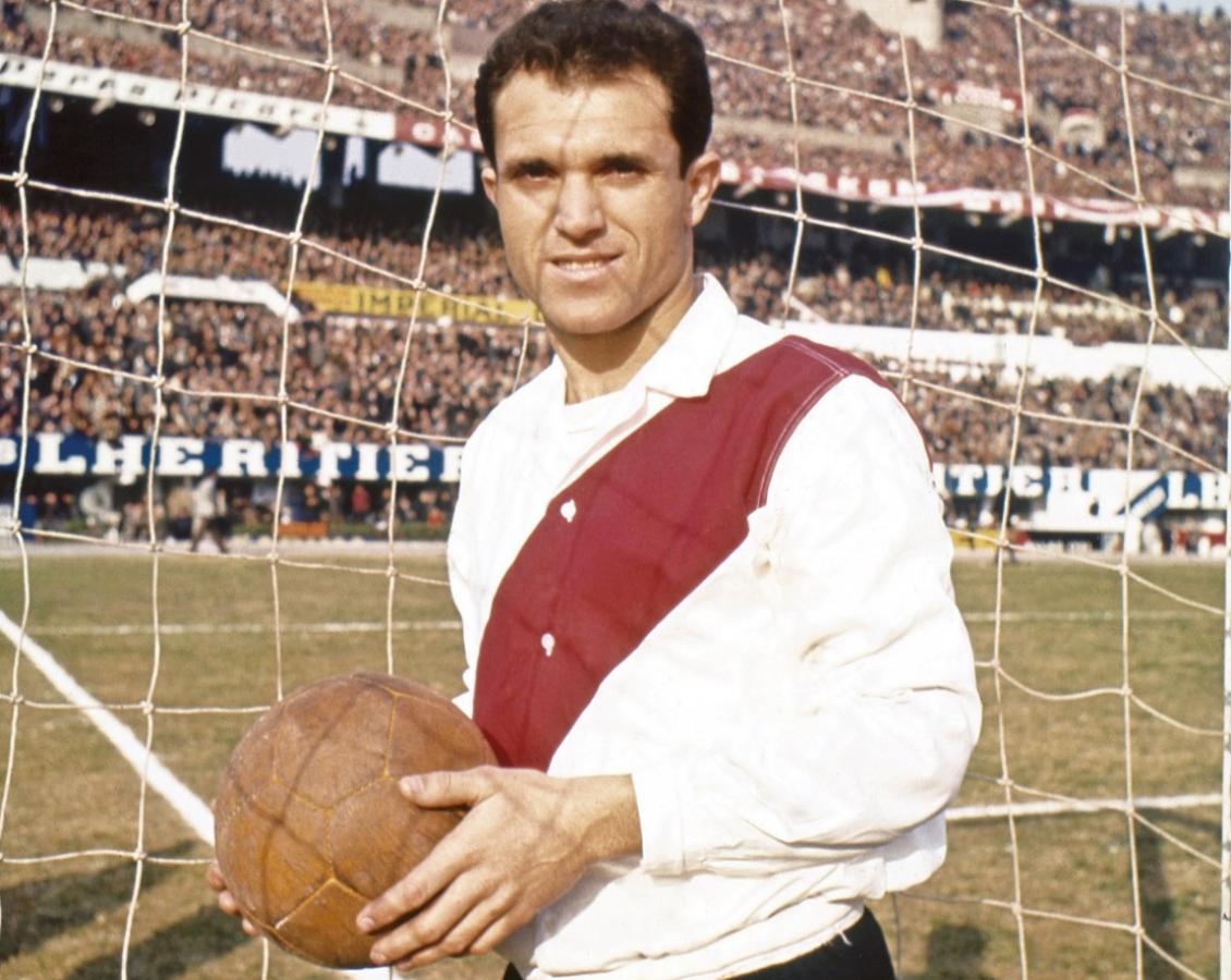 El Ronco en el arco Monumental. Fue ídolo pero no logró el título.