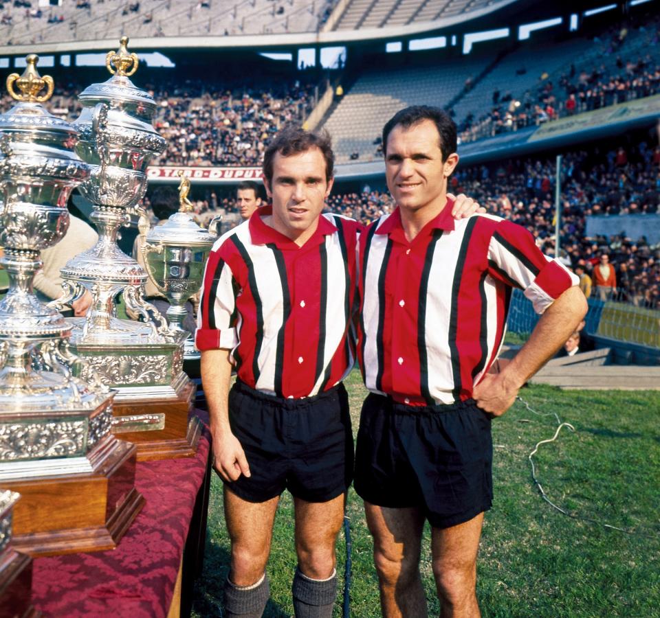 Imagen Con su hermano Daniel y algunos trofeos de River.