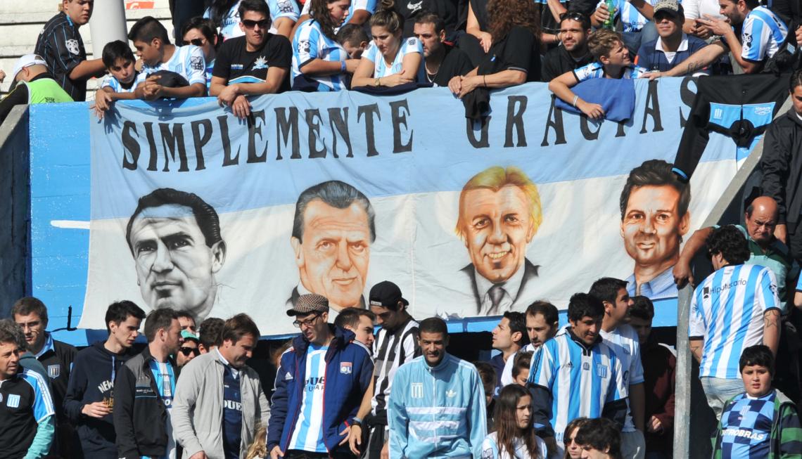 Imagen Al poco tiempo de llegar, le habían puesto banderas para que se fuera de Racing, pero terminó entrando a la otra bandera, la de los próceres que ganaron los últimos 4 títulos con Racing: Pizzuti, Basile y Merlo.