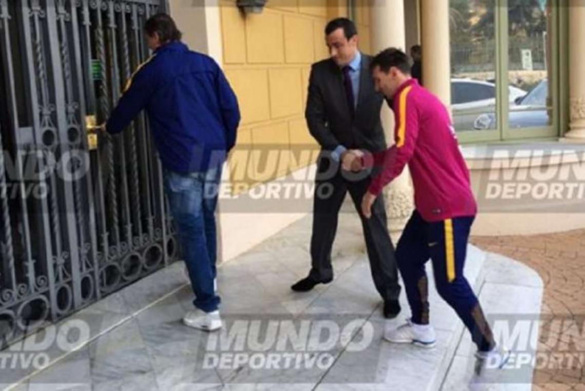 Imagen Messi ingresa a la clínica para someterse a los estudios. FOTO: Mundo Deportivo.