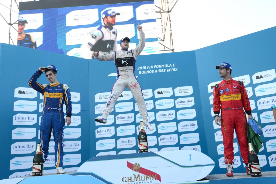 Imagen EL PODIO en Buenos Aires, con un exultante Sam Bird en el medio, escoltados por Sebastien Buemi y Lucas Di Grassi (Foto: Prensa Citroën Argentina)
