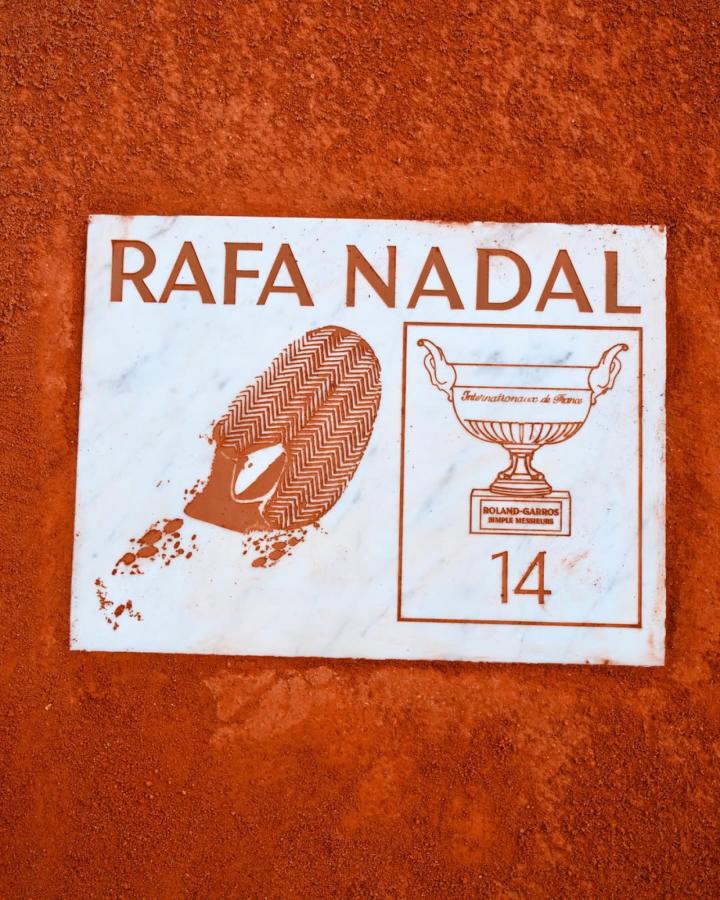 Imagen La huella de Rafael Nadal, para siempre en el court central. Foto: Roland Garros