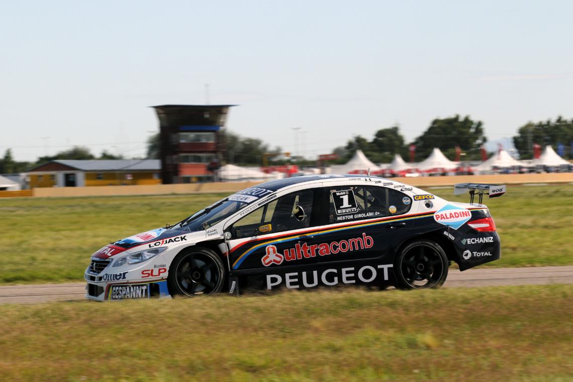 Imagen Rendidor andar de su Peugeot 408.