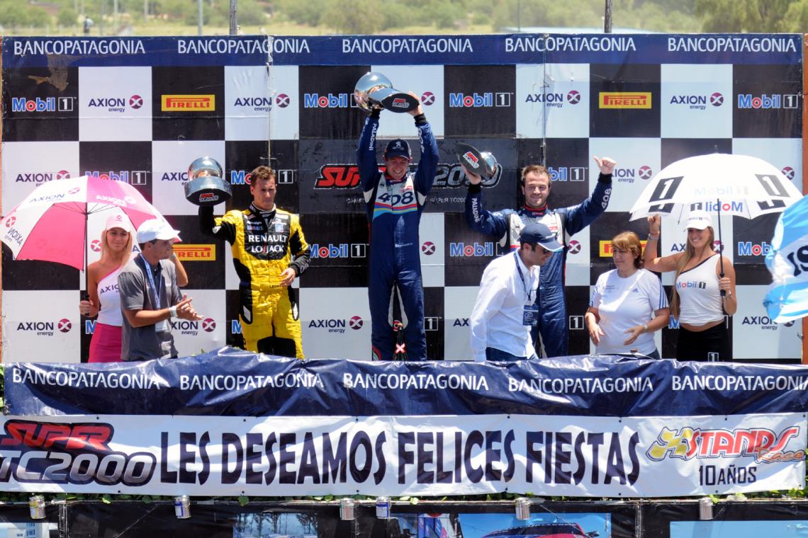 Imagen El podio consagratorio en el autódromo de San Luis, escoltado por Pernía y Canapino, que le permitió a Néstor Girolami abrazarse a su segundo título de Super TC2000 consecutivo.