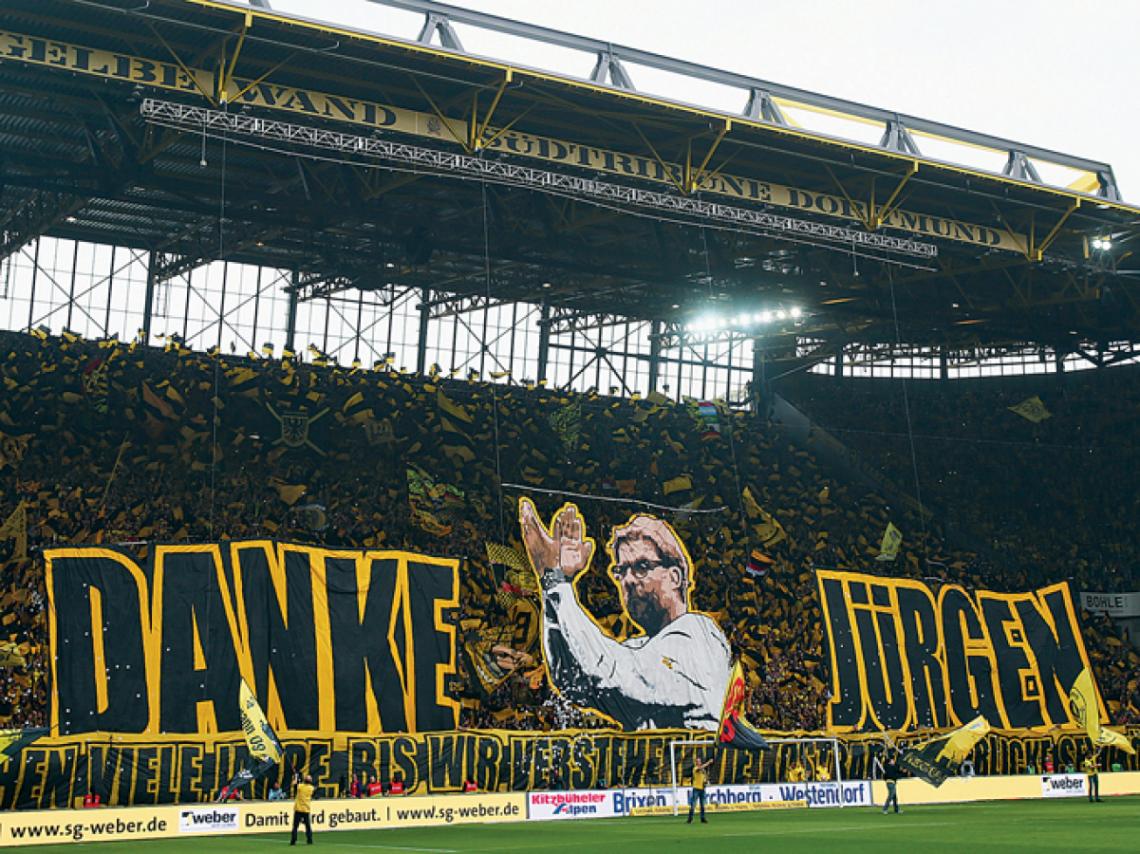 I want to hold your hand. El emotivo adiós de la hinchada del Borussia Dortmund para su prócer, Jürgen Klopp.