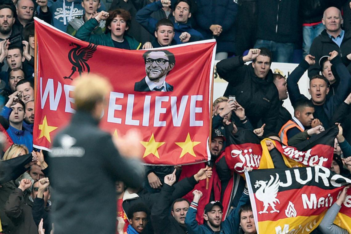 Imagen Las banderas alemanas y las inscripciones de "We Believe" y "The Normal One" adornan las tribunas de Anfield.