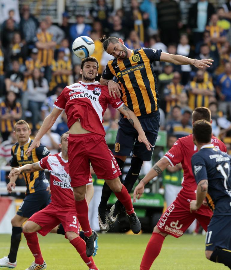 Imagen Le gana a Matricardi en el salto, el día que le metió un gol a Argentinos. Lleva seis en Central.