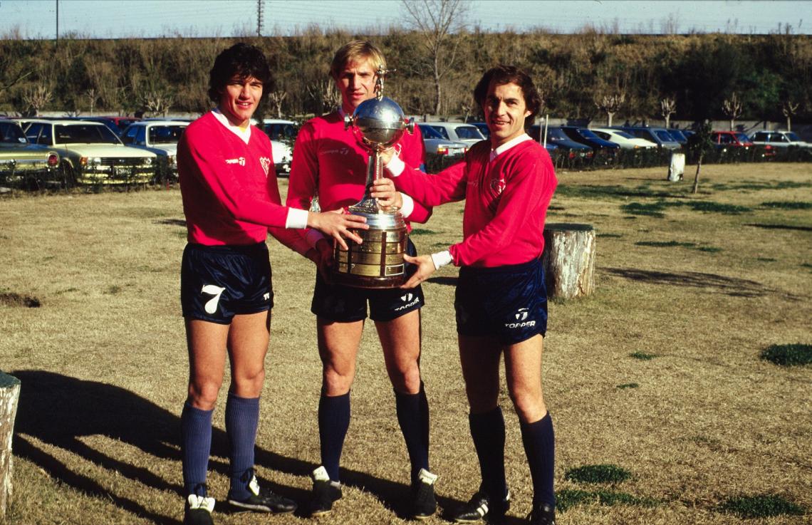 Imagen Escenas del imborrable año 1984 que vivió con Independiente. Junto a Bochini y Burruchaga, con la Copa Libertadores, la séptima y última ganada por el Rojo hasta el momento.