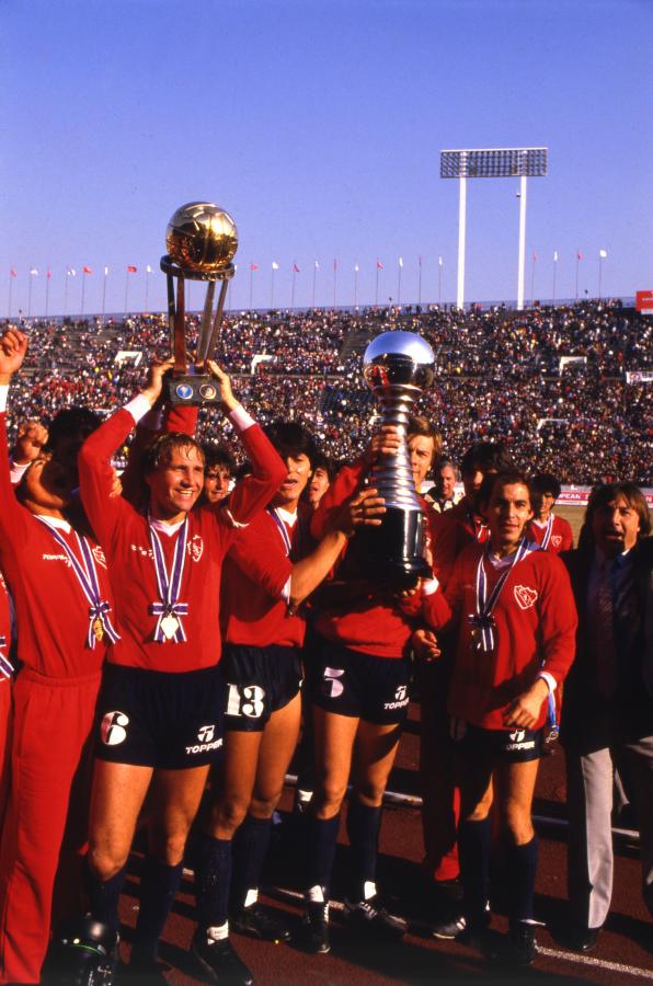 Imagen Levantando el trofeo de mejor equipo del mundo, como capitán, mientras Marangoni hace lo propio con la Toyota.