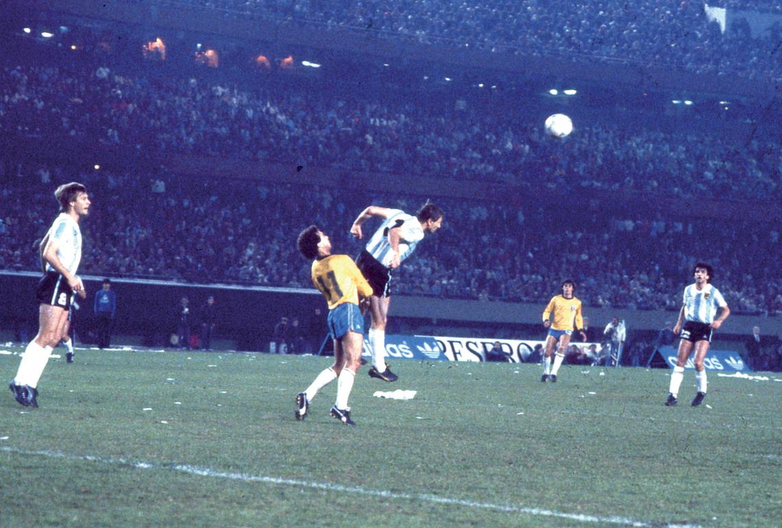 Imagen Otra postal de su estilo: enfrentando a Brasil en el Monumental, pegando un salto y poniendo los coditos, por si acaso.