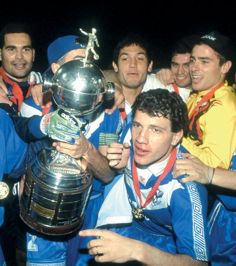 ¡Qué banda! El grupo, encabezado por Pompei en la foto, acaricia la Copa Libertadores 1994.