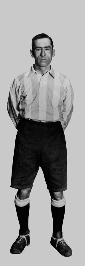 Posando como jugador de Racing, club en el que hizo toda su carrera desde 1916 hasta 1931.
