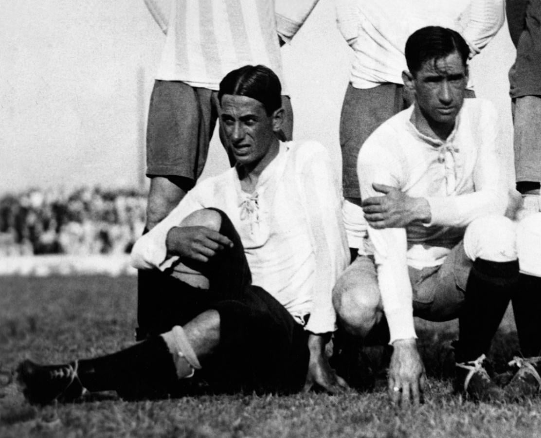 Imagen Perinetti y Ochoa, díscolos, en una postura que habla por sí misma; no se llevaban bien fuera de la cancha pero adentro formaban una dupla imbatible.