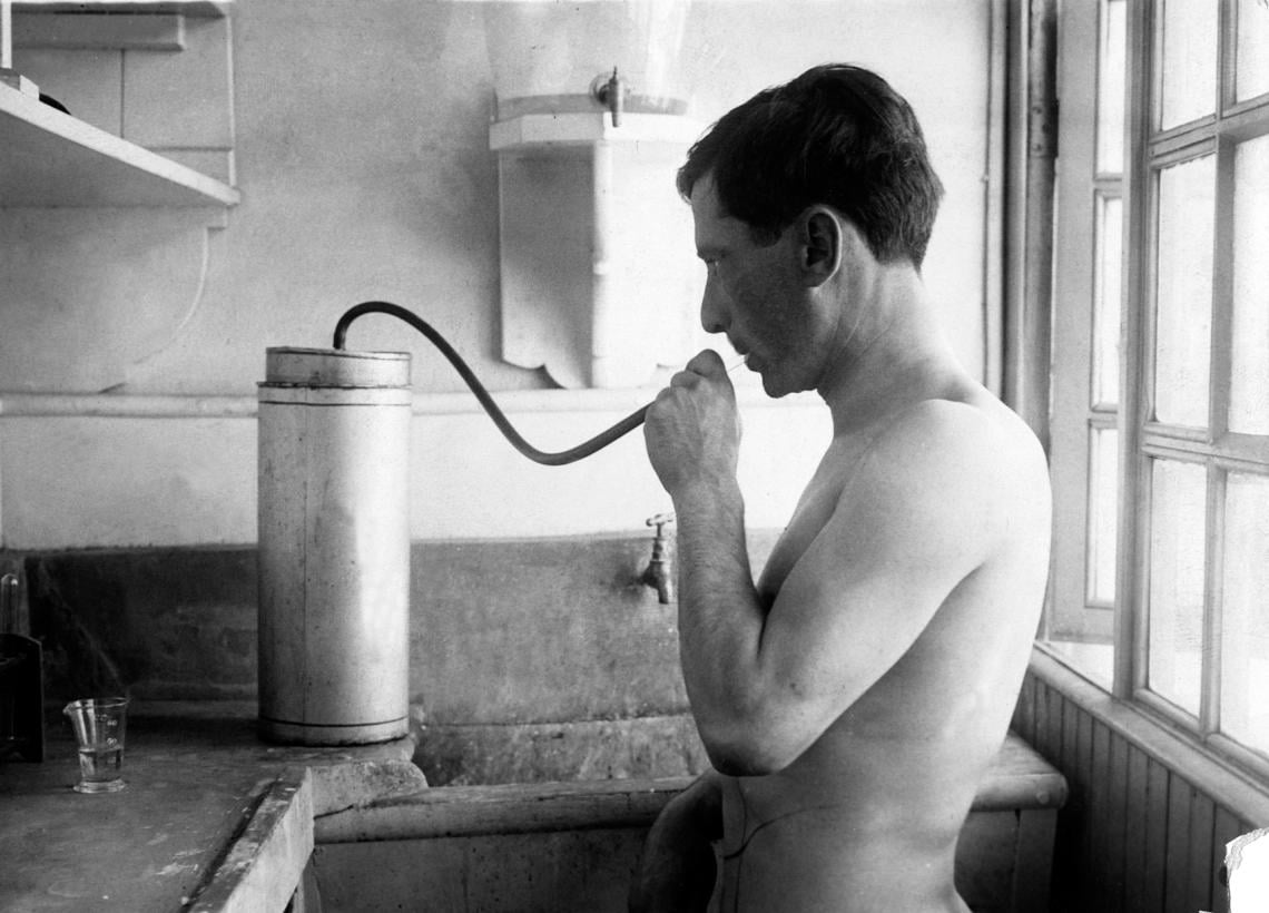 Imagen Tomando agua en el vestuario en una imagen común de la época.