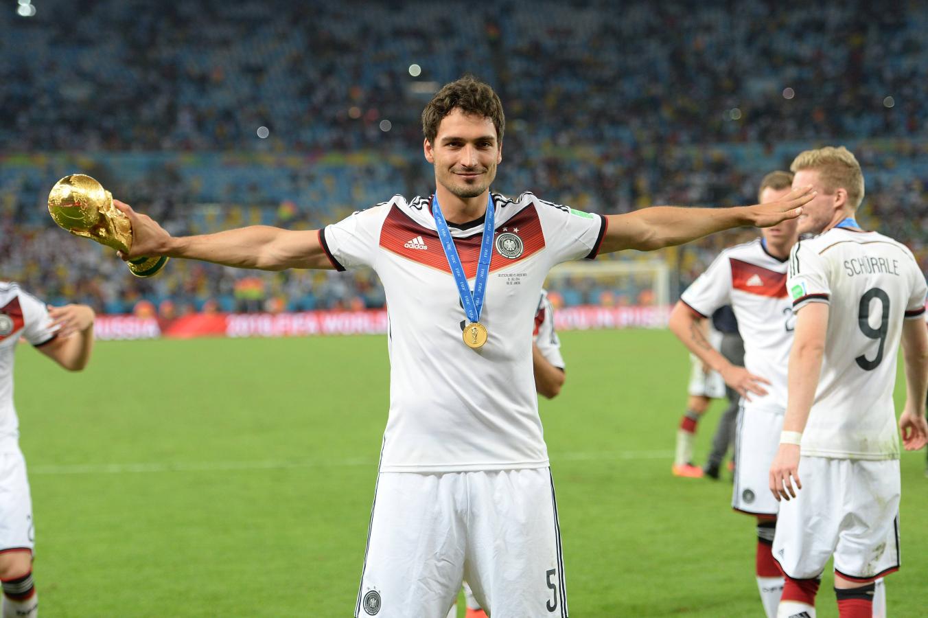 Imagen Mats Hummels, con la medalla de campeón y la Copa del Mundo tras la final de 2014.