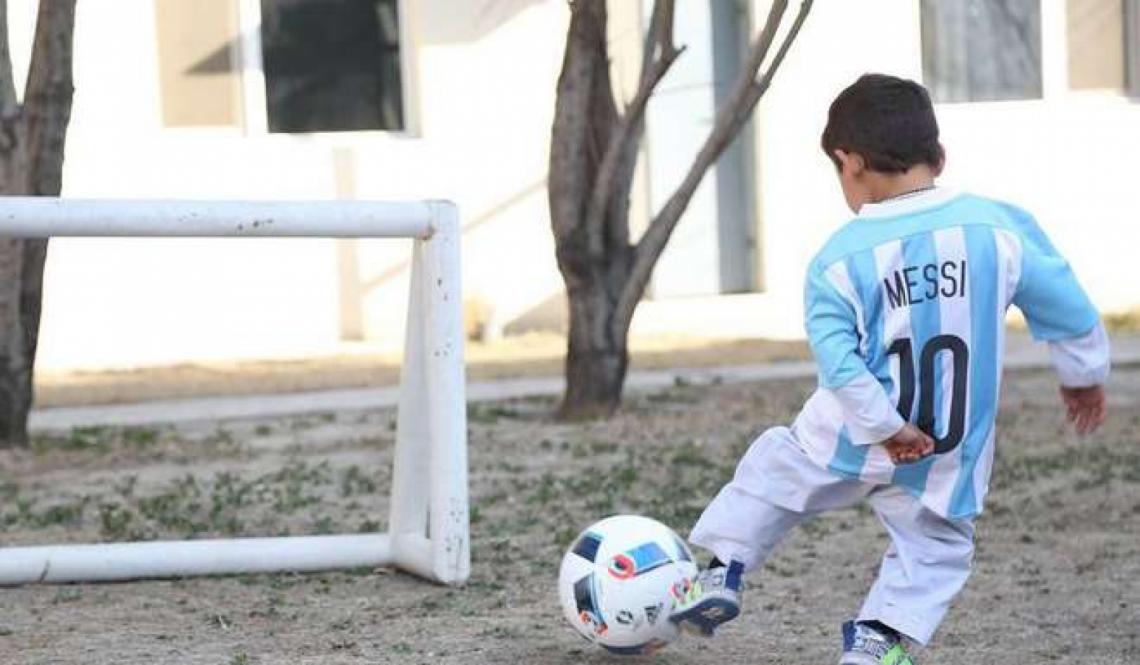 Imagen El niño disfrutando los regalitos de Messi.