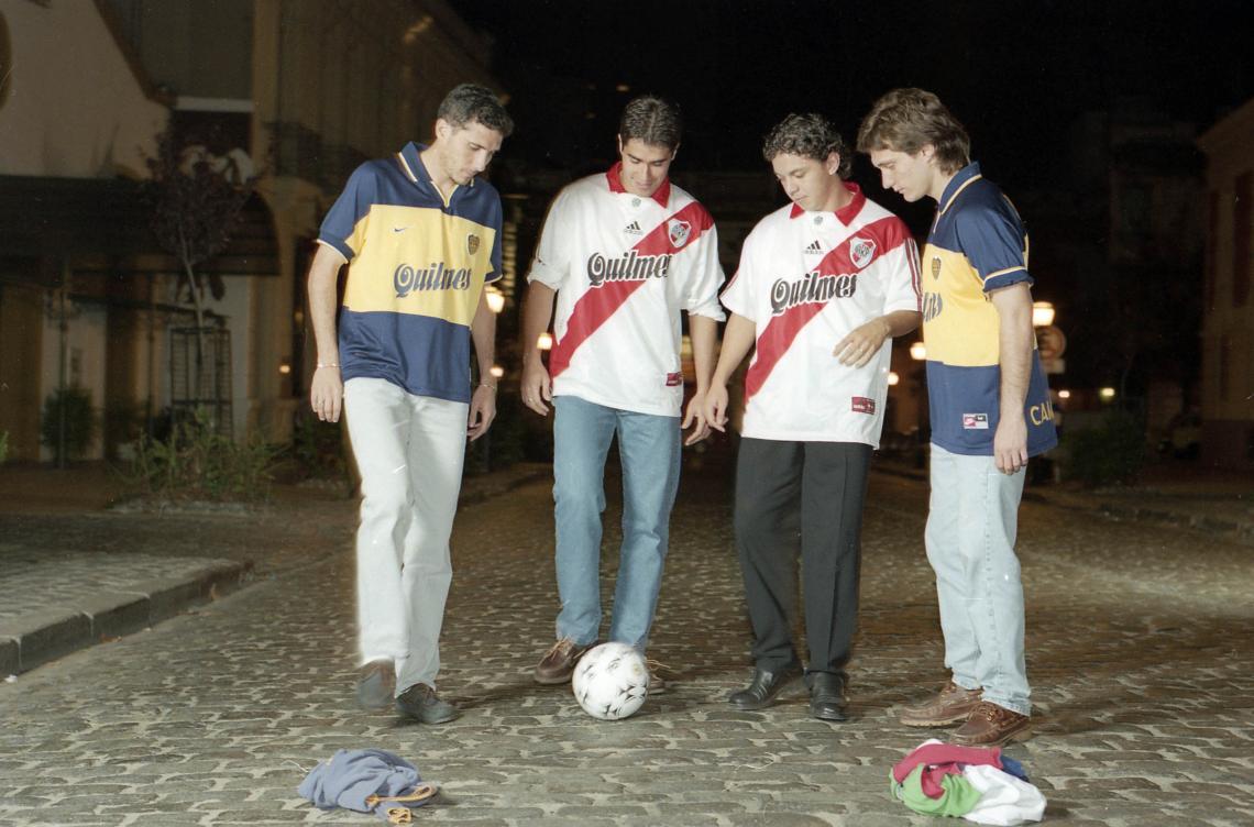 Imagen Los cuatro con sus camisetas ¿quién la pisa?. FOTO: Archivo El Gráfico.