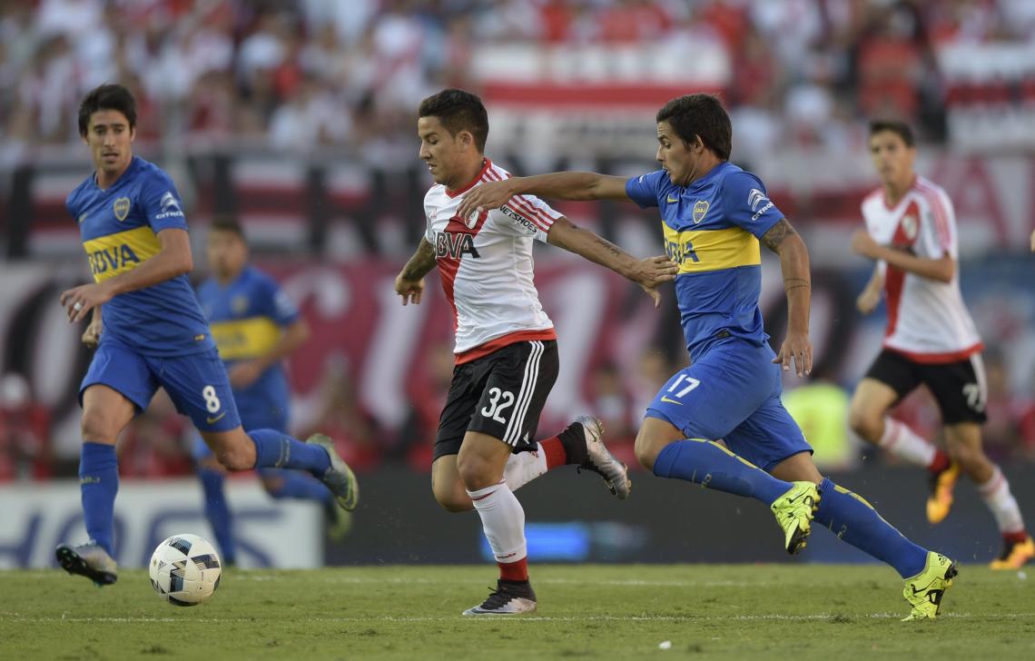 Driussi y el desborde. Hasta que salió, el hombre de River fue un problema por la derecha de la defensa de Boca. (AFP)