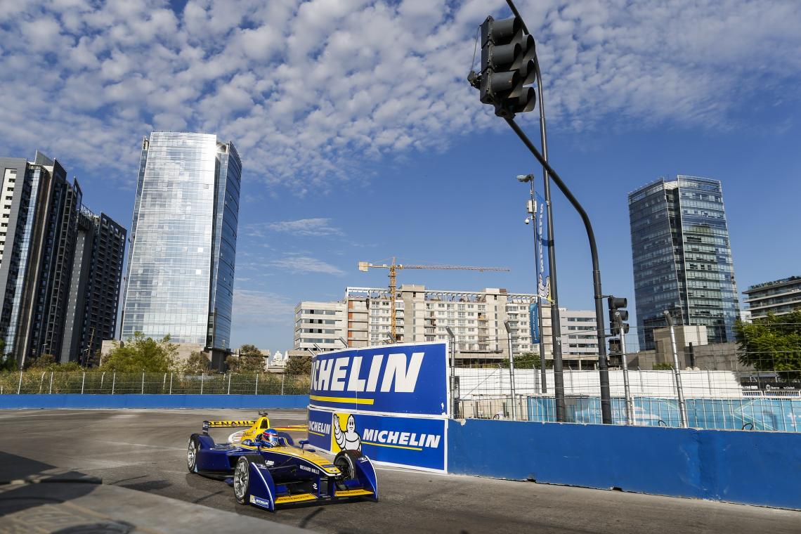Imagen Avanza el Renault auriazul de Nico Prost en el callejero de Buenos Aires, en Puerto Madero.