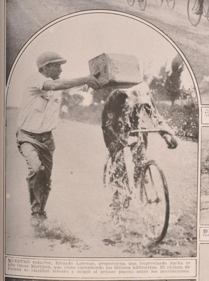 Imagen Ricardo Lorenzo refresca en carrera al ciclista de Paraná Oscar Martínez