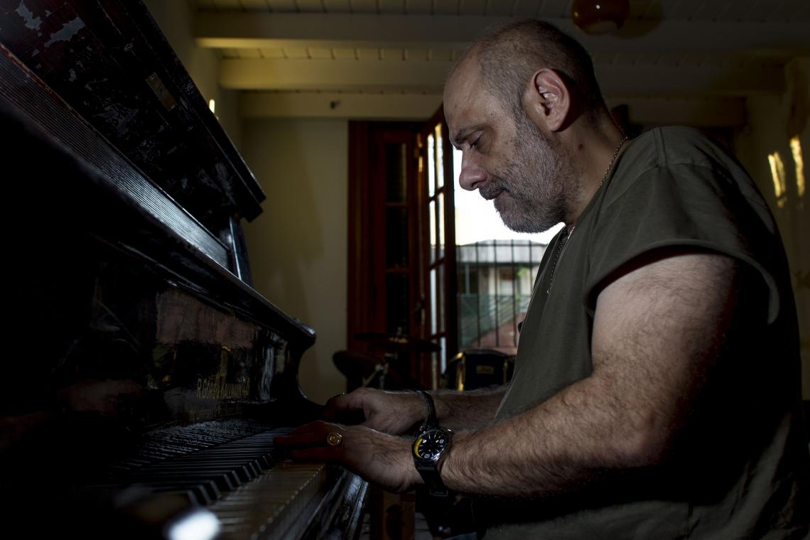 Imagen Pablo Ramos también es un apasionado de la música. Es integrante de la banda Analfabetos, que suele ensayar en su casa de La Paternal.