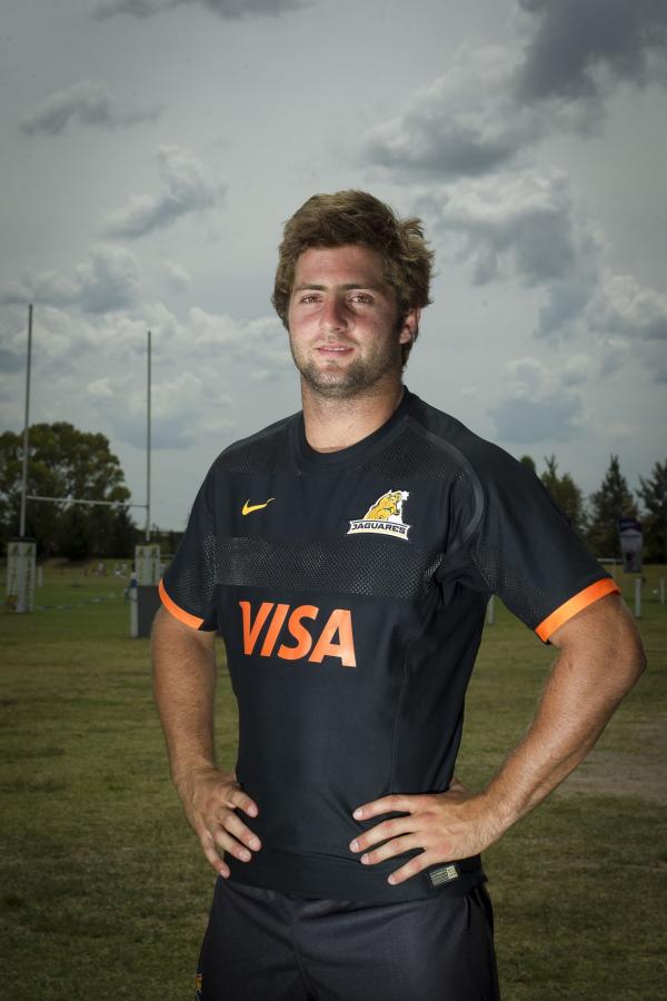 Imagen A los 22 años, posa con la camiseta titular de los Jaguares en el Buenos Aires Cricket & Rugby Club, donde la franquicia se entrena.