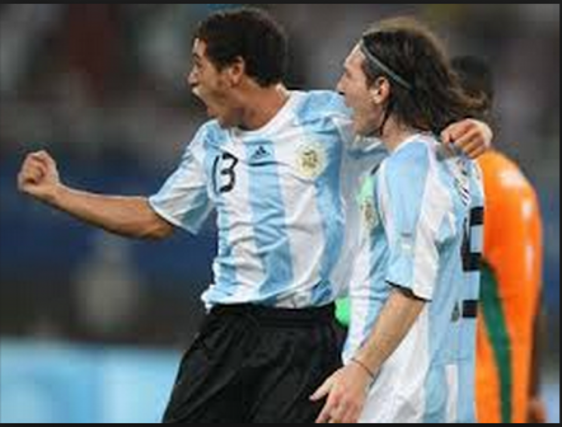 Imagen El Laucha, con la camiseta 13, gritando su gol ante Costa de Marfil. A su lado, Messi.