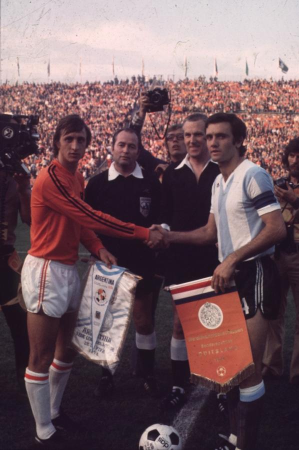 Imagen Capitán de la Selección, con Johan Cruyff, en Argentina-Holanda del Mundial 74, apogeo de la Naranja Mecánica. Perfumo jugó los Mundiales de 1966 y 1974 (al del 70, Argentina no se clasificó).
