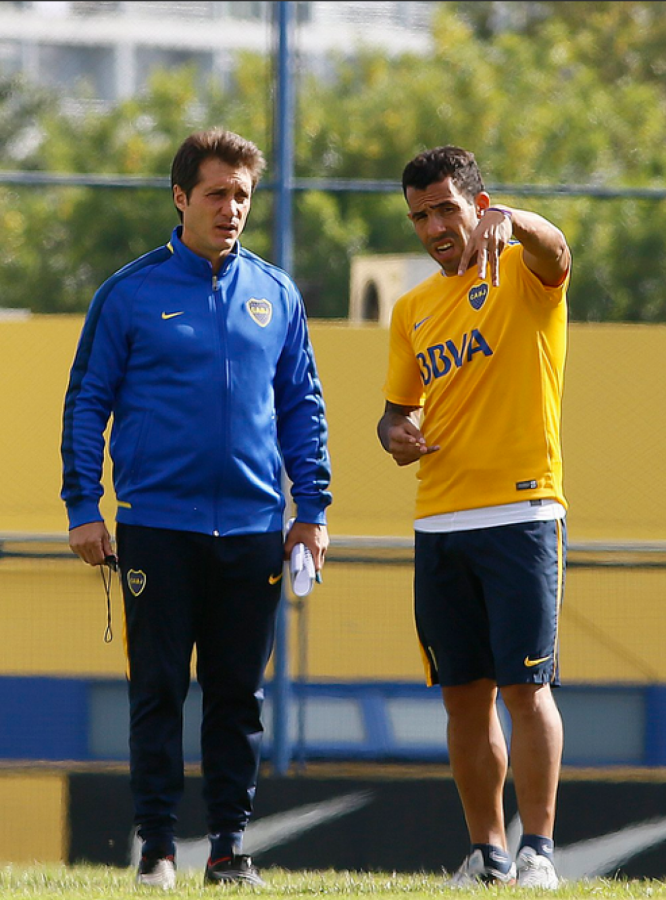Imagen Guillermo hablando con Tevez, en la práctica de Boca.