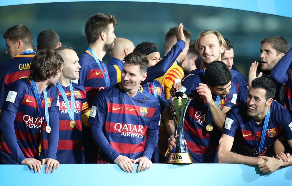 Imagen La sonrisa reflejada en los campeones, con el trofeo a los mejores del mundo. Iniesta, Piqué, Messi, Neymar, Suárez, Rakitic y Busquets.