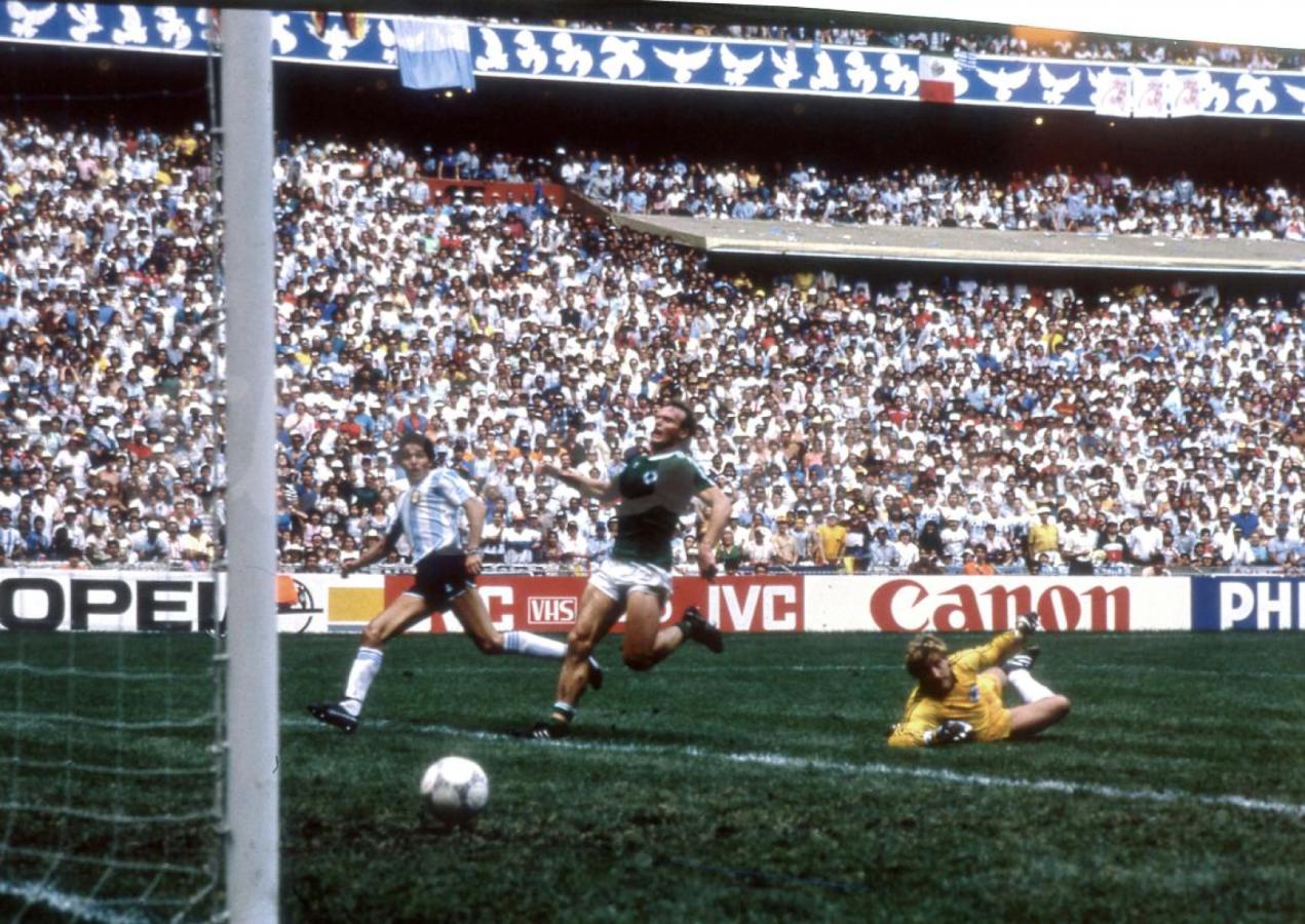 Imagen Burruchaga le da el título a Argentina ante Alemania en 1986. Harald Schumacher, también de amarillo, no tiene nada que hacer.