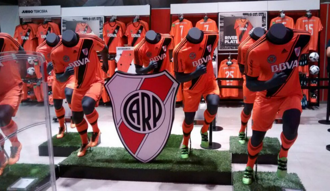 Imagen La camiseta en homenaje al recordado partido de la pelota naranja.