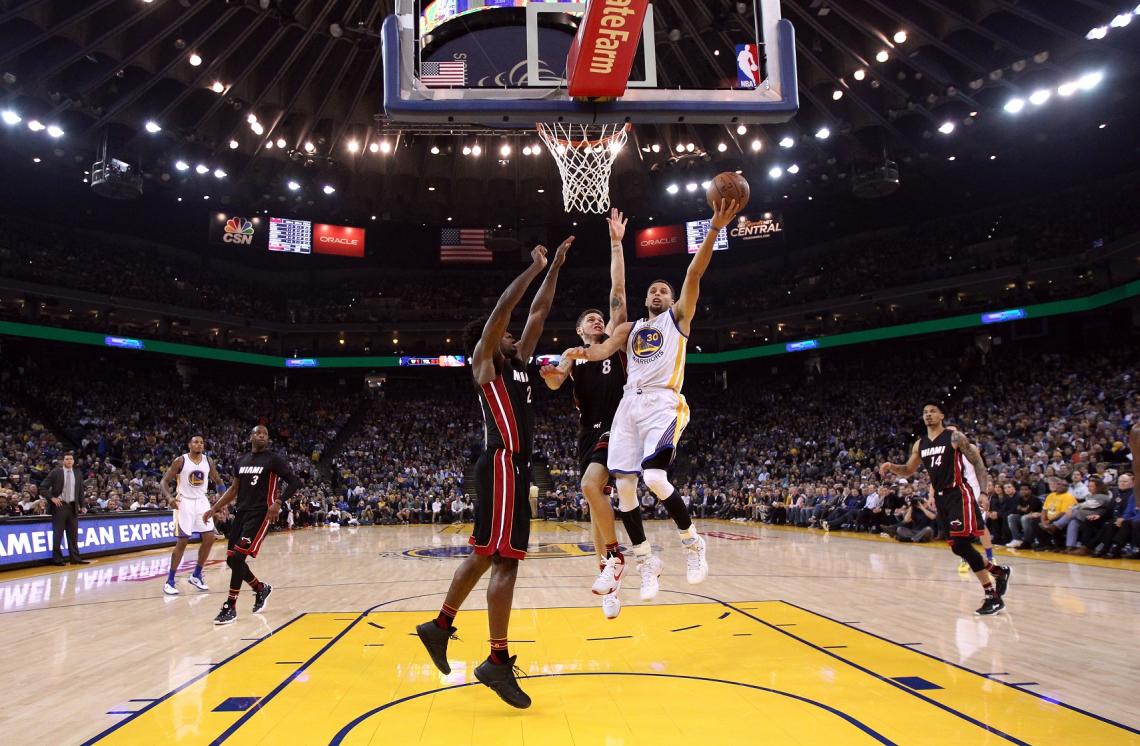 El salto, con los colores de los Warriors, con el que aniquila todas las marcas.