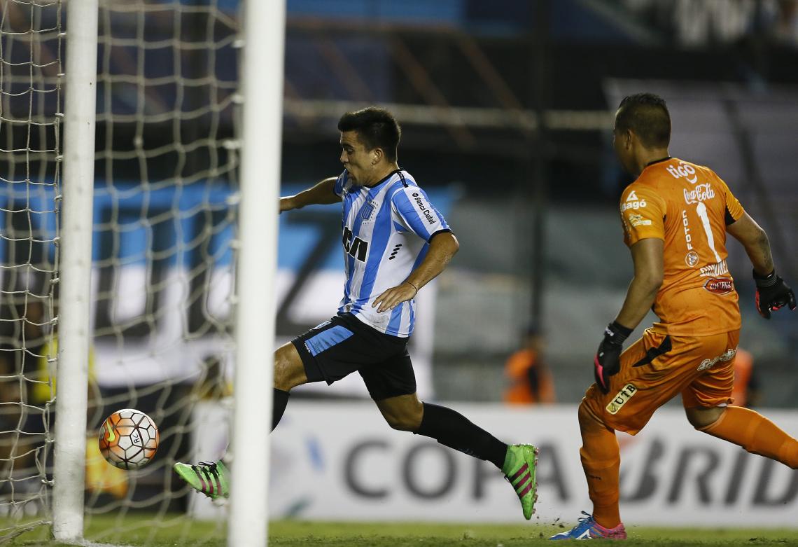 Imagen Tanto en la Libertadores como en el torneo local, Acuña llega permanentemente al arco rival.