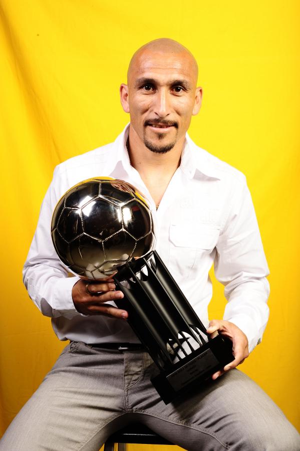 Imagen Con uno de los trofeos ganados en el Inter de Brasil, donde es ídolo.