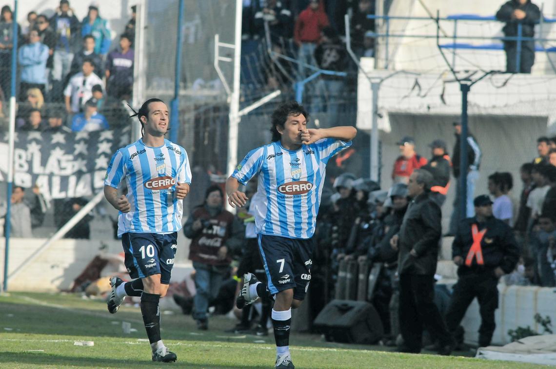 Festejo de gol en el primer ascenso de Atlético a la A (2009).
