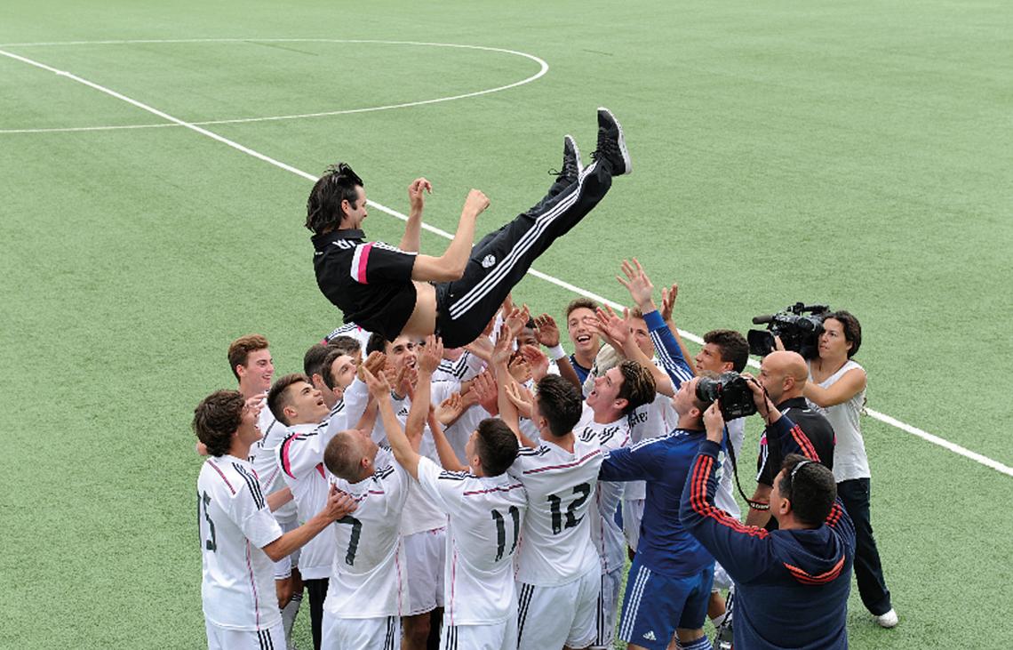 Los chicos del Cadete A revoleando a su DT tras coronarse campeones.
