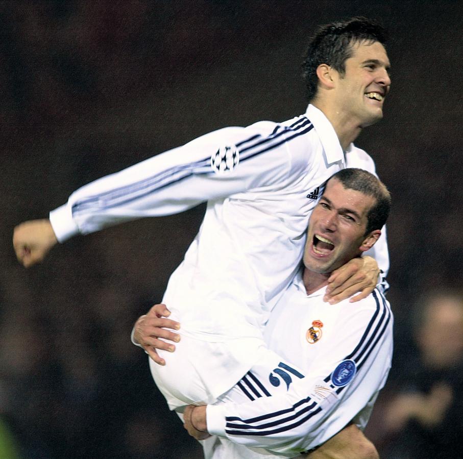 Imagen Con Zidane fueron compañeros en el Real Madrid y ganaron la Champions League del 2001/02, entre otros títulos. En la foto, Zizou alza a Santiago.