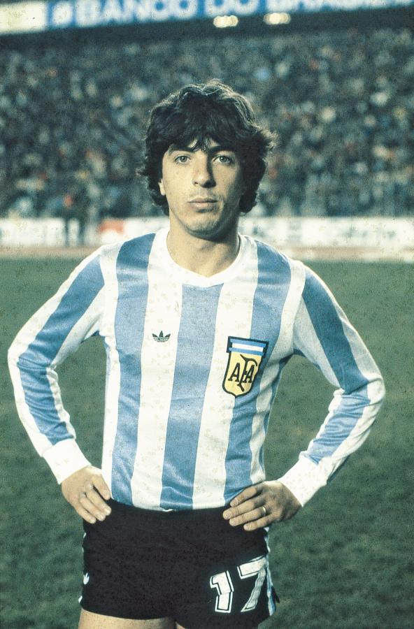 Imagen En la Selección tuvo un breve paso con Menotti, en 1979. Disputó la Copa América de ese año y luego participó de una gira por Europa que incluyó un gol a Alemania.