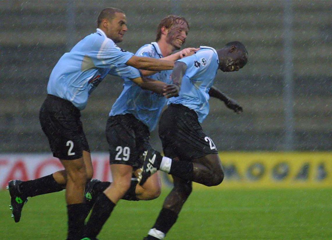 Imagen OMOLADE, del Treviso, marca su gol ante el Genoa, con sus compañeros pintados de negro.. 