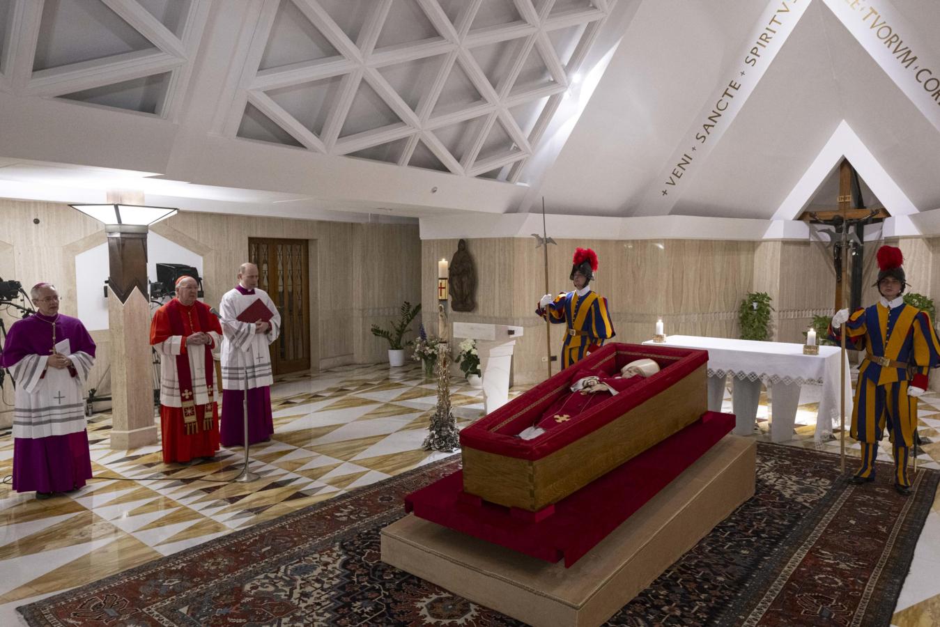 Imagen El Vaticano difundió las primeras imágenes del féretro de Francisco.